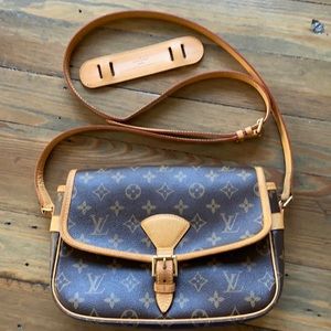 💯 Authentic Vintage Louis Vuitton Crossbody